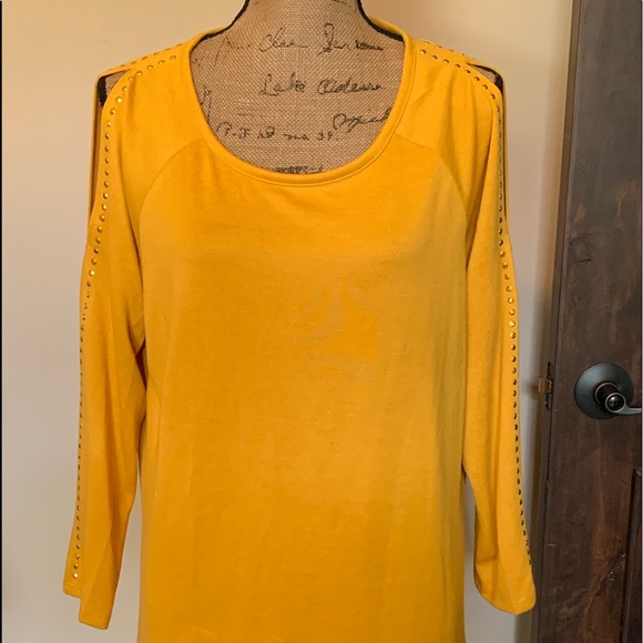 Bydesign Tops - Beautiful cold shoulder top-New!